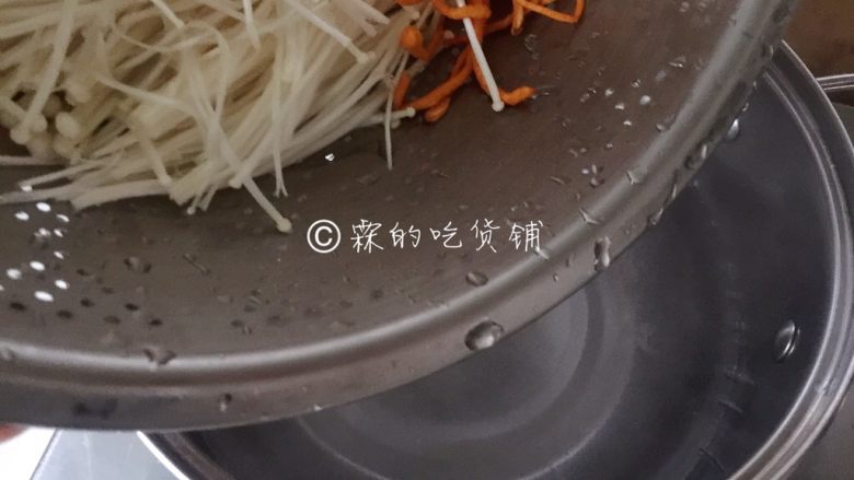 凉拌金针菇虫草花,锅里水烧开,把金针菇和虫草花一起放入,汆烫30秒左右,捞出,沥干水分。