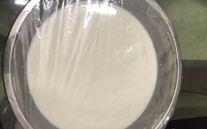 麻薯曲奇,麻薯材料全部加入混合不见颗粒,盖上保鲜膜上锅蒸15分钟