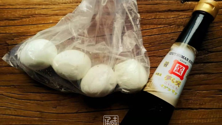 点开这条推送的你一定赚到,日式糖心温泉蛋,剥好鸡蛋,放入一个袋子中,加入少量的<a style='color:red;display:inline-block;' href='/shicai/ 692'>酱油</a>及水即可。
如果家里有柴鱼片、昆布和味增酱,一起煮开后的汤汁冷掉变成常温后也可以用来浸泡我们的糖心蛋。