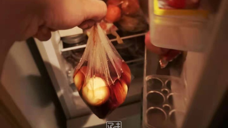 点开这条推送的你一定赚到,日式糖心温泉蛋,然后将糖心蛋放入冰箱,24小时之后。