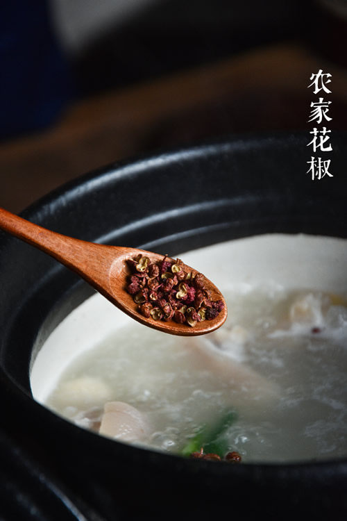 老妈蹄花,转小火放入泡好的白芸豆,加入三生川农家花椒,姜片、葱结、食盐,小火慢炖一个半小时。