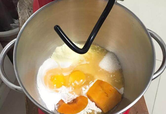 南瓜豆沙味喜饼,将所有材料放入厨师机,先干材料,后液体。