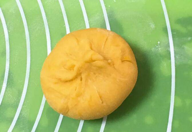 南瓜豆沙味喜饼,包裹起来,收紧口子,一定要收老。
