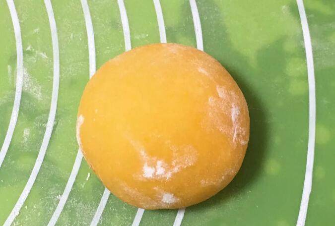 南瓜豆沙味喜饼,翻个身放入烤盘,也要盖上保鲜膜,这种饼风化很快的。