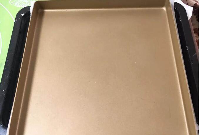 南瓜豆沙味喜饼,再用金盘压着,烤制时不让蓬发。