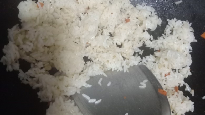 杂酱蛋炒饭,冷饭团打散,炒热