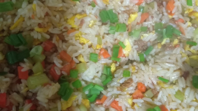 杂酱蛋炒饭,翻炒均匀,可以出锅了