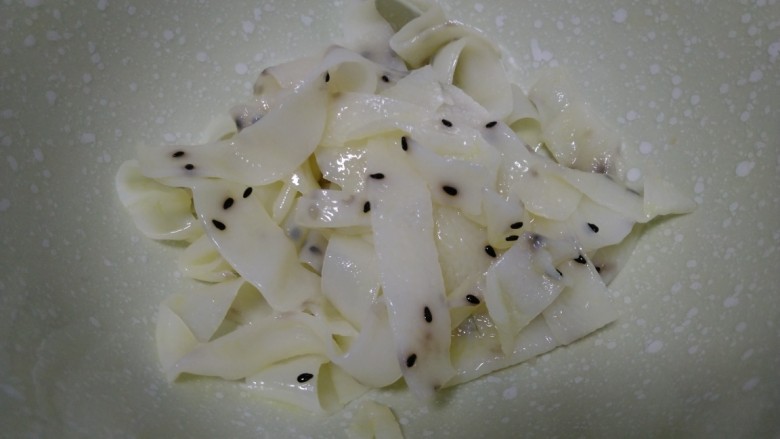 绿豆芽炒凉皮,黑芝麻<a style='color:red;display:inline-block;' href='/shicai/ 4185'>凉皮</a>准备好。