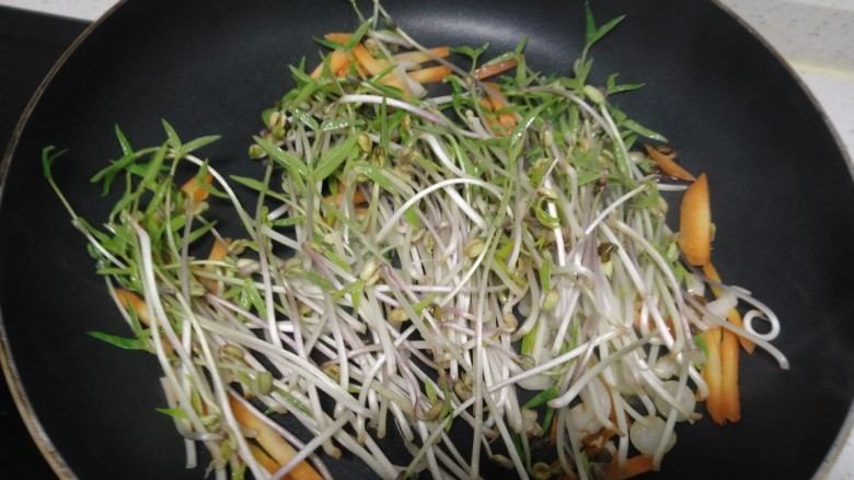 绿豆芽炒凉皮,放入绿豆芽。