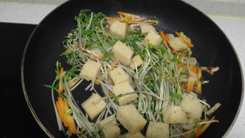 绿豆芽炒凉皮,放入面筋。