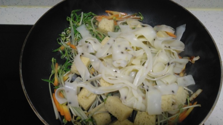 绿豆芽炒凉皮,放入凉皮。