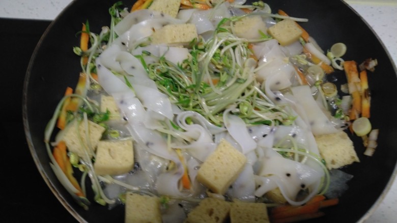 绿豆芽炒凉皮,翻炒均匀。