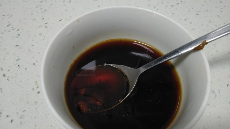 绿豆芽炒凉皮,所有调料放入碗中搅拌均匀。