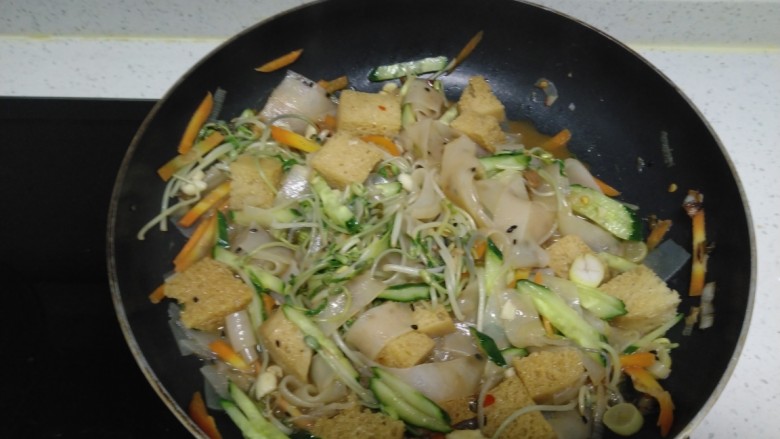 绿豆芽炒凉皮,翻炒均匀。