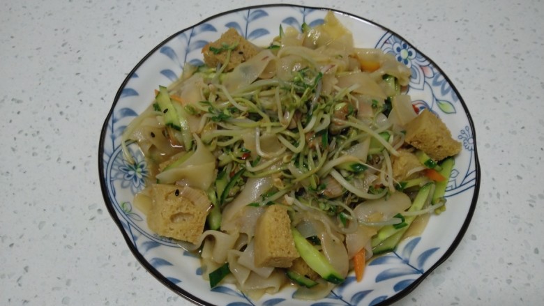 绿豆芽炒凉皮,盛入盘中。