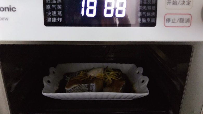 清蒸鳕鱼,放入蒸箱,中层,水盒放满水