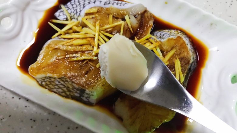清蒸鳕鱼,挖一勺猪油放在鱼块上,如果没有猪油就淋少许食用油