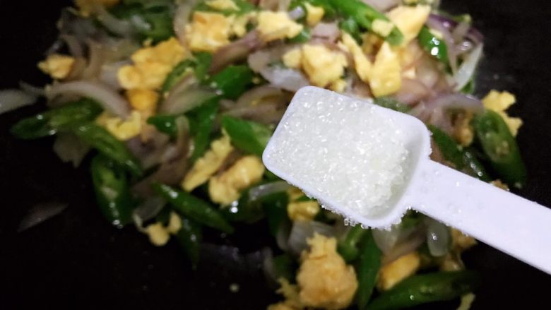 洋葱线椒炒鸭蛋,加一小勺细砂糖,翻炒均匀,即可