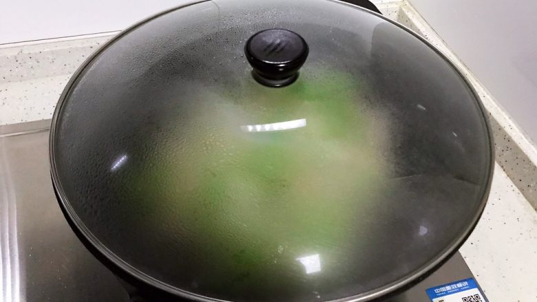 洋葱线椒炒鸭蛋,盖上锅盖,转中小火焖煮2分钟