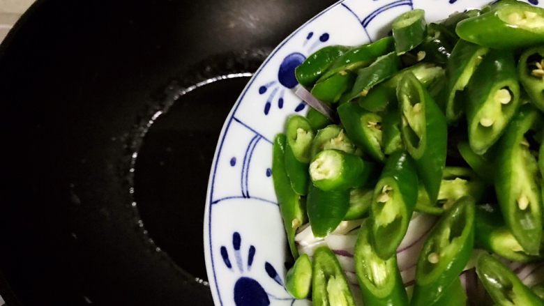 洋葱线椒炒鸭蛋,锅内添适量食用油,油热之后下线椒和洋葱