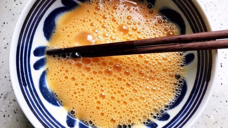 洋葱线椒炒鸭蛋,搅拌均匀,备用