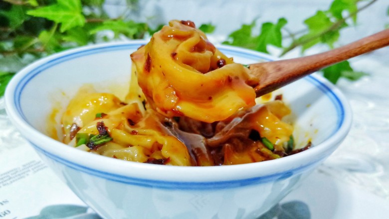 营养早餐【干拌红油抄手】,碗里加上馄饨,加一勺辣椒酱与红油、生抽、再加点葱花拌一下即可食用。