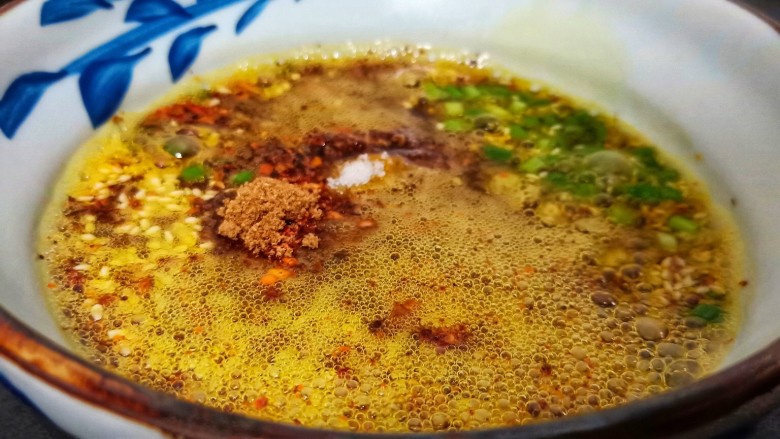 营养早餐【干拌红油抄手】,等油温凉至六成热时把剩余的菜籽油倒进盆中搅匀,这个可以提前做,放的越久越香。