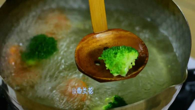 肥牛饭,约半分钟,先捞出西兰花。