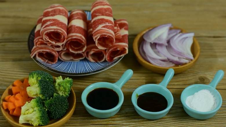 肥牛饭, ·食材·
【主料】:<a style='color:red;display:inline-block;' href='/shicai/ 226'>肥牛</a>|洋葱|西兰花|胡萝卜
【辅料】:生抽|蚝油|糖|盐|淀粉
