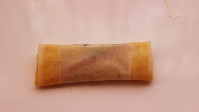 土豆丝红椒煎春卷,卷起来，春卷收口朝下。
