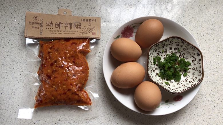 渣广椒炒鸡蛋,渣广椒(渣辣椒)是从老家带过来的,某宝有售