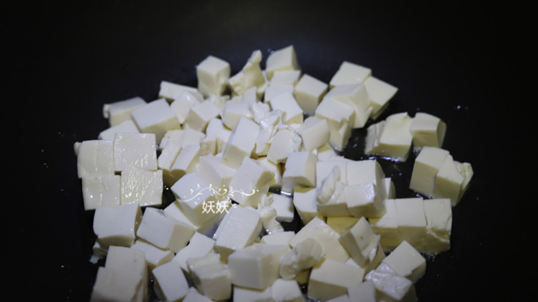 虾仁豆腐,油锅烧热,放入豆腐稍微炒制定型,这里最好用不粘锅,不然豆腐容易被炒散。