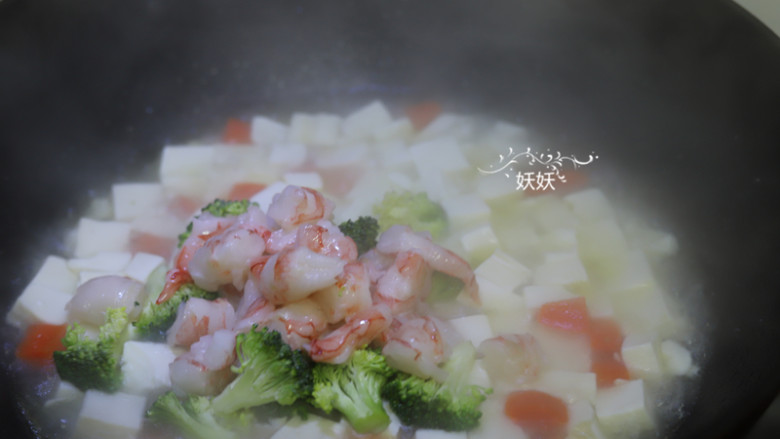 虾仁豆腐,然后放入切小的西兰花和虾仁,虾仁无需洗去淀粉,直接倒进来即可。