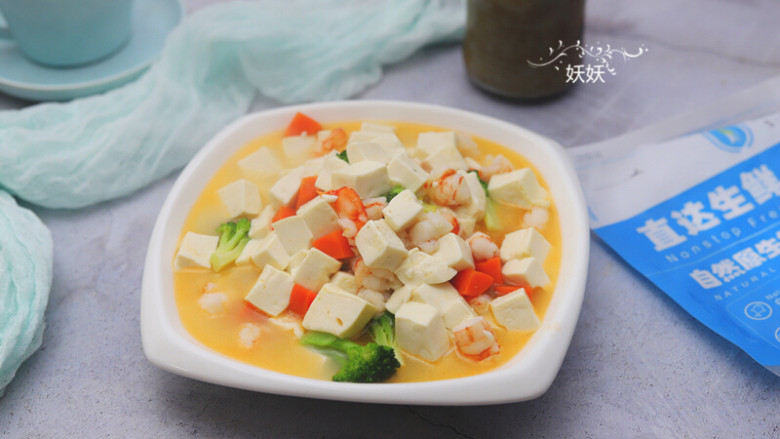 虾仁豆腐,虾仁和西兰花很容易熟,稍微煮两分钟即可,最后加少许盐即可出锅。