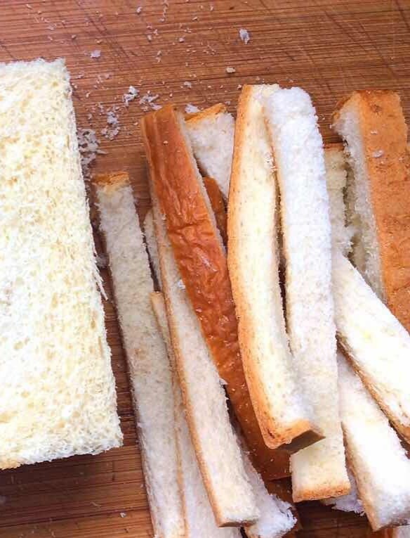香煎土司饼,土司边切下后,切丁