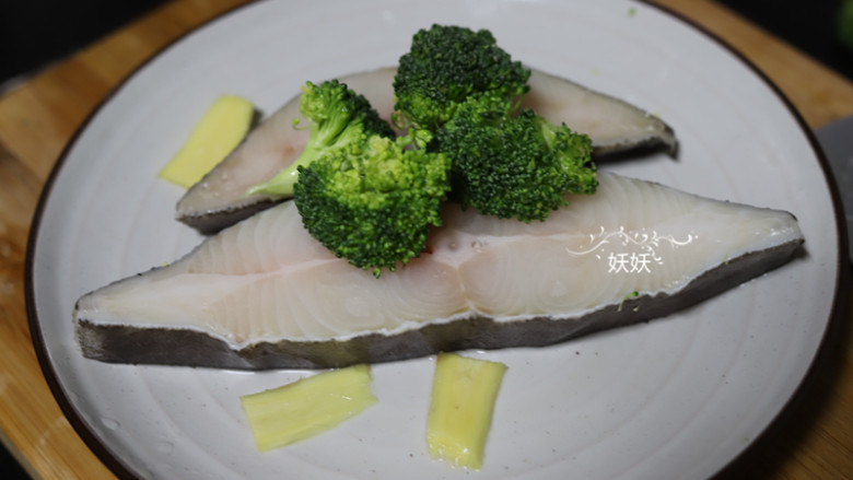清蒸比目鱼,新鲜的鱼没有任何异味,蒸的时候也不需要刻意做去腥的处理,我一般直接放盘子里蒸,铺上几片姜片同时蒸风味更佳。