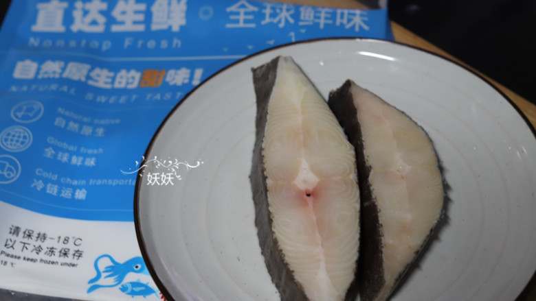清蒸比目鱼,<a style='color:red;display:inline-block;' href='/shicai/ 391'>比目鱼</a>要提前解冻,解冻可以常温解冻,也可以借助微波炉,烤箱的解冻功能,但是一定不能为了求快而用开水或者热水来解冻,那样的话鱼肉很容易被烫熟。