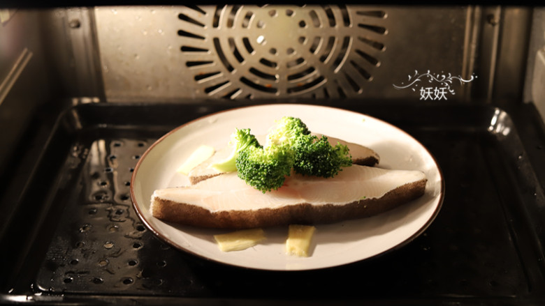 清蒸比目鱼,我用的蒸箱蒸的,大家可以用蒸锅蒸,效果也是一样的,冷水入锅,水烧开蒸3到5分钟就足够了,蒸的时间根据鱼肉的厚度而定,蒸箱上有专门的蒸鱼功能,按一下蒸鱼键就可以。