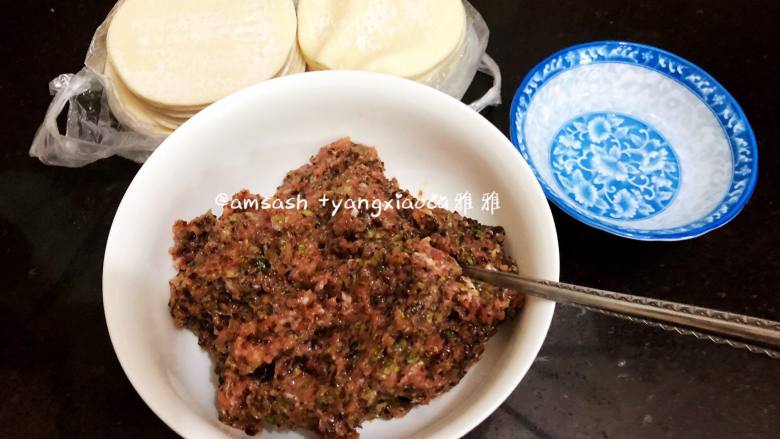 三鲜柳叶饺子,把肉馅倒出来，准备饺子皮，和少许水，水是准备抹饺子皮用的