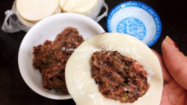 三鲜柳叶饺子,拿一张饺子皮,放入适当的馅料
