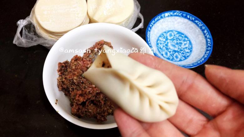 三鲜柳叶饺子,用拇指和食指捏一个褶儿,然后顺着食指方向捏褶,根据饺子皮的大小依次捏好好褶子,褶子尽量捏小点,我捏的大概在8个褶子上下,捏完稍整形整成弯弯的柳叶形状,形状也可按个人喜好来做