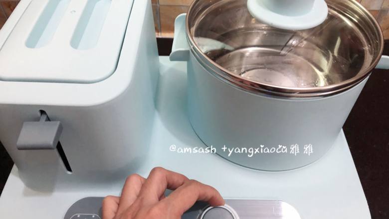 鸡蛋面,早餐机,煮锅中加入适量的水,把火力调至最大盖上盖子把水烧开