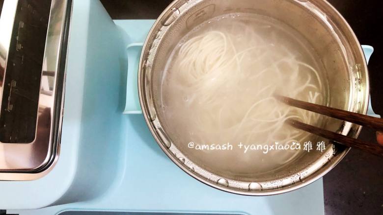 鸡蛋面,水烧开,把面条放入锅中,煮至面条浮面