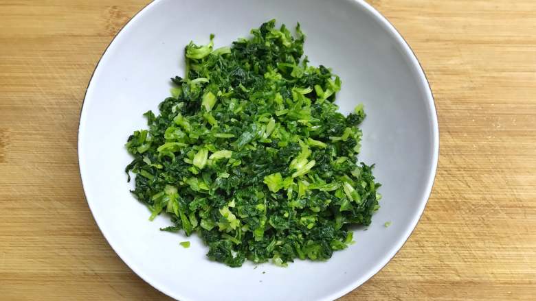 荠菜馄饨,准备好材料后,先把买回来的<a style='color:red;display:inline-block;' href='/shicai/ 126'>荠菜</a>,择去老叶,清洗干净后加少许盐用手反复攥几次后,挤出水分,切碎。