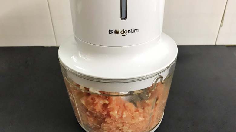 荠菜馄饨,猪肉清洗干净,切成小块。放入无线绞肉机中打成肉末。