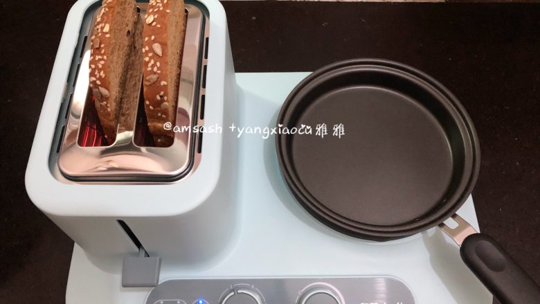 早餐三明治,把全麦吐司片放进卡士炉中,按下开关,旋转功能调至第3档,这个档数烤出来的刚刚好是我喜欢的