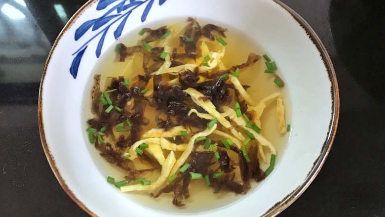 荠菜馄饨,取一碗,放入1/2小勺的生抽,1小撮的盐,放入适量<a style='color:red;display:inline-block;' href='/shicai/ 273'>紫菜</a>和蛋皮,冲入沸水,汤料就做好了。