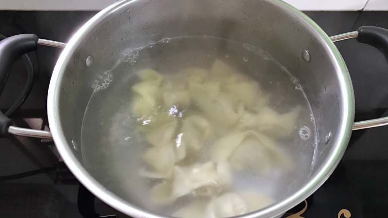 荠菜馄饨,锅中倒入适量水,煮开后放入包好的馄饨,记得要用锅铲推动馄饨,不要让它粘在锅底。