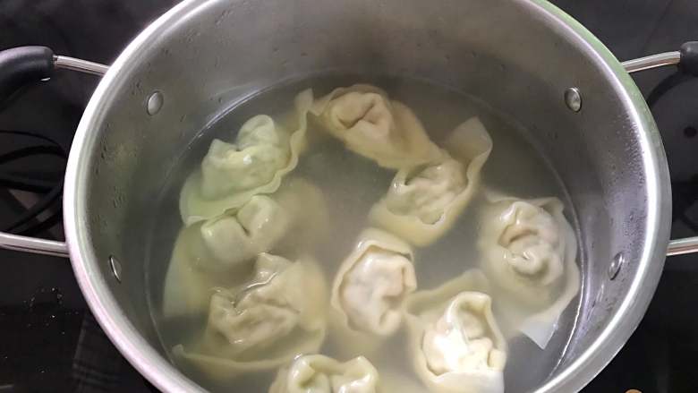 荠菜馄饨,大火煮开后转中小火,保持水微沸,直至馄饨全部浮起来,再煮1分钟即可熄火。