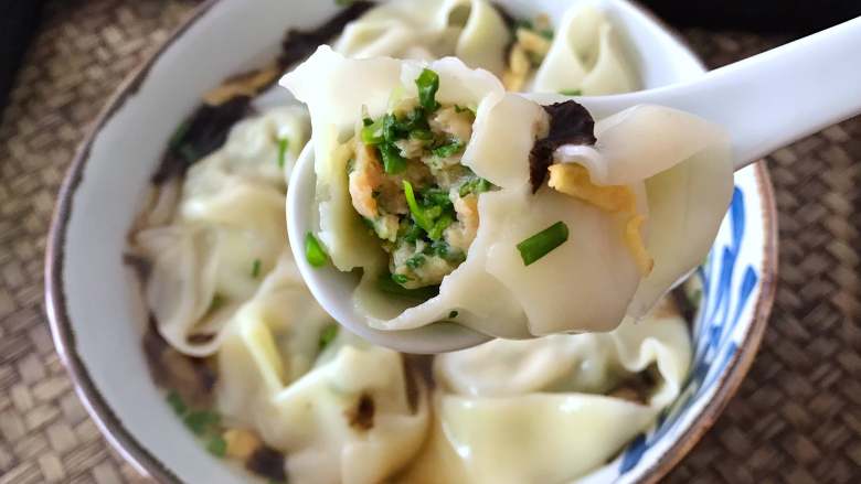 荠菜馄饨,煮好后用漏勺捞出,放入汤碗中,汤鲜味美的馄饨就可以吃了。